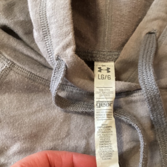 Under Armour sweatshirt, thinner material w front pocket - Picture 7 of 7